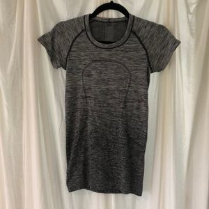 lululemon Swiftly Tech Short Sleeve Size 4 in Gradient Grey